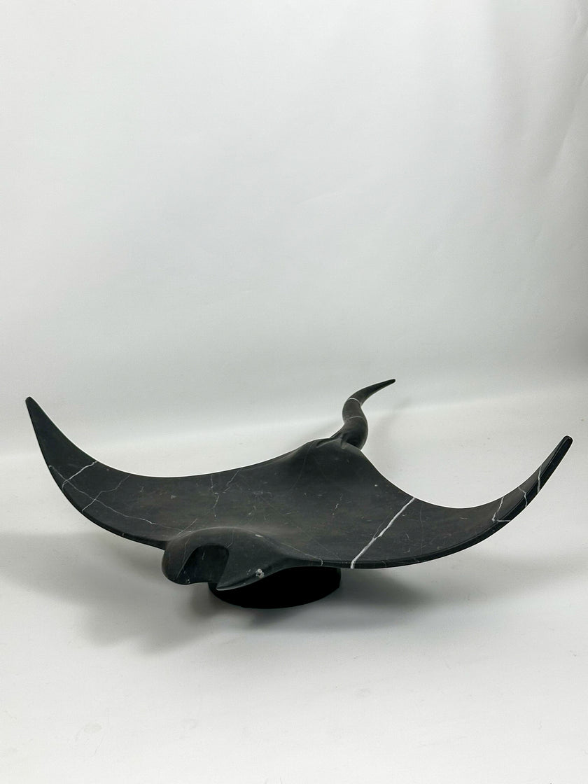 Mantarraya de mármol negro