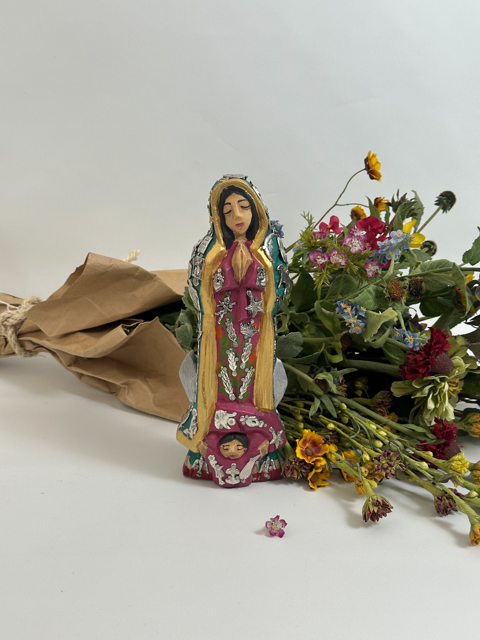 Virgen de Guadalupe con milagros tallada en madera