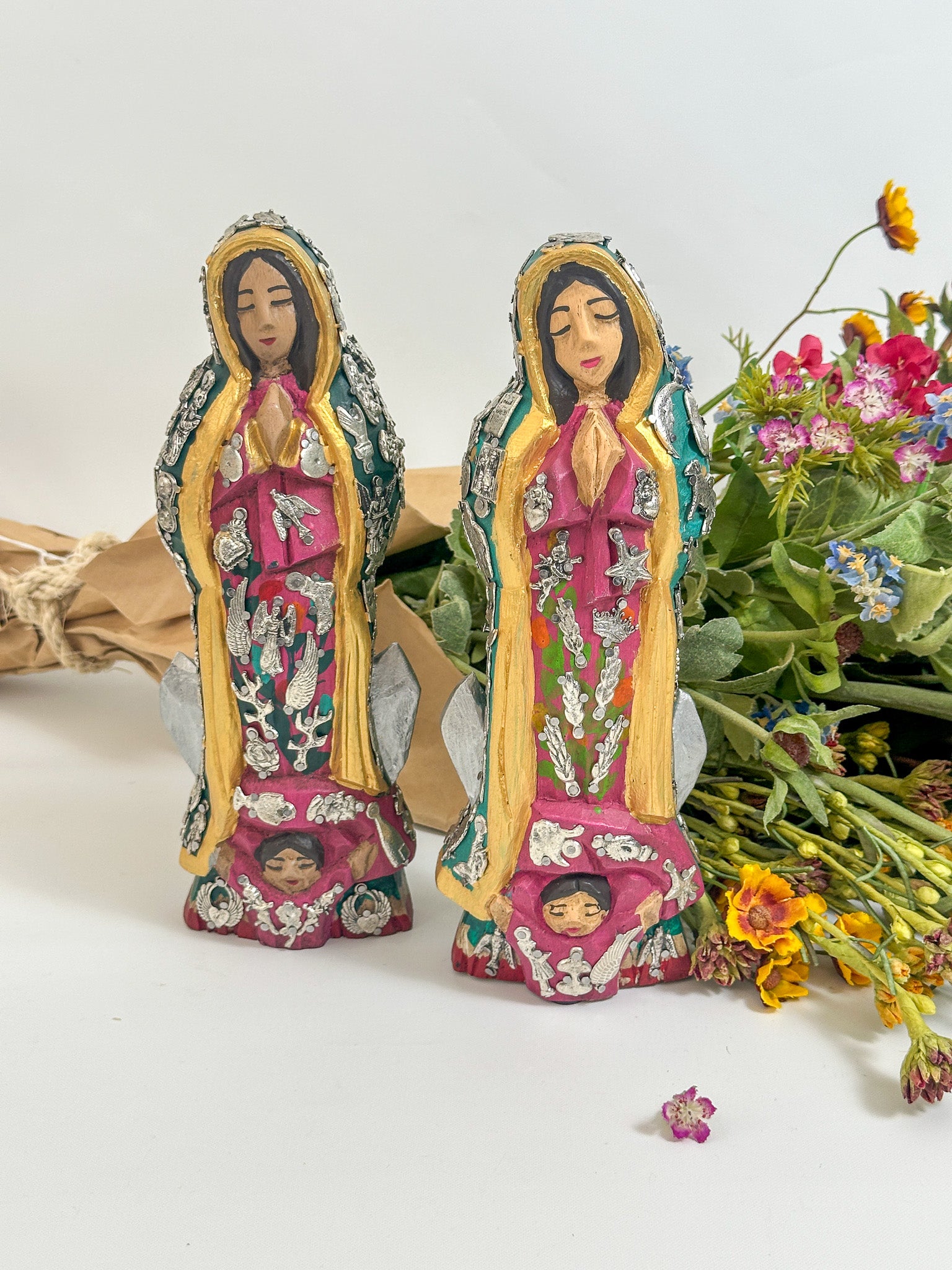 Virgen de Guadalupe con milagros tallada en madera